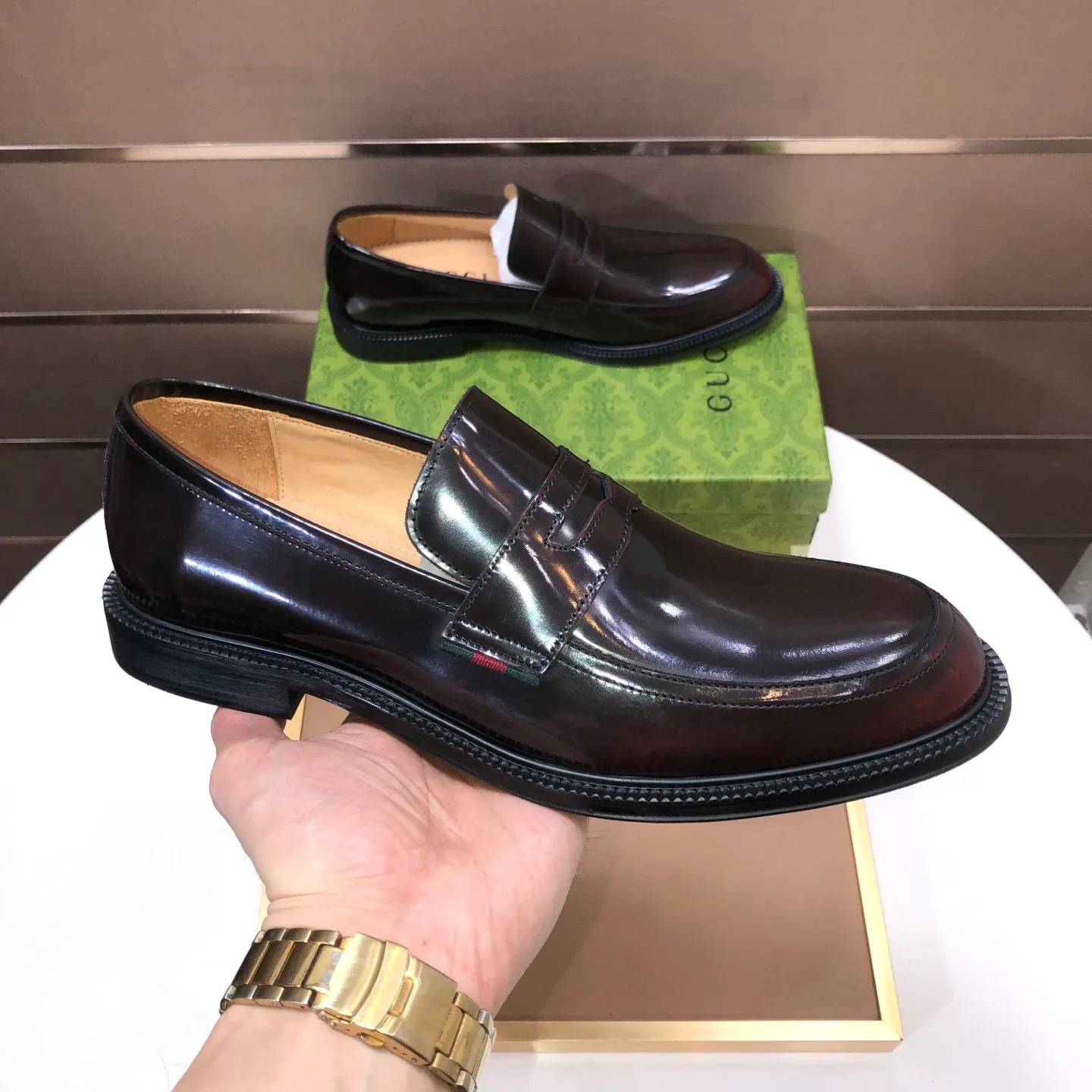 Factory batch 500💰Italy’s top luxury men’s shoe giant (GUCCI) (Gucci) (full cowhide lining) new arrival🍃Original European style🔰 Pleasant to the eye😍In order to make the shoes more durable and non-deformable🌀The production continues to follow traditional methods but there is still no lack of innovation💪The original sheepskin is selected for the leather♻️Smooth, natural and extra bright⭐Made of imported cowhide The rich man’s first choice 38-45 (45 customized)